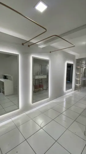 Loja de Roupas Completa - Móveis Industrial Chic e Espelhos LED