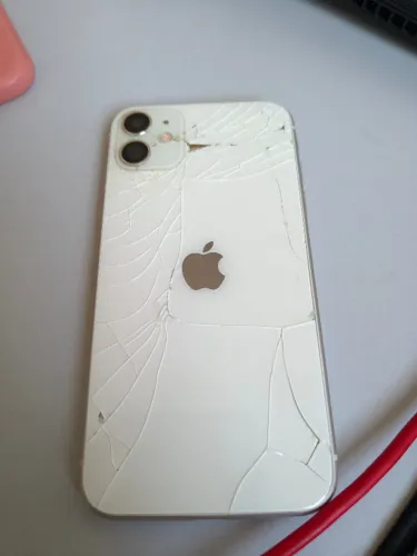 iPhone 11 - 64Gb - Liga mas tela nao funciona, traseira quebrada - Icloud desbloqueado