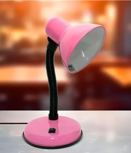 Luminária de mesa rosa. Ela tem tomada liga na luz usa lâmpada comum de casa e27