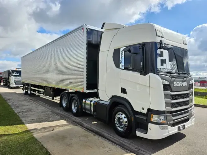 Scania R450 6x2 Ano 2021 Euro 5 Teto Alto Painel TFT Geladeira + Baú 2 Eixos Nostra Ano 26