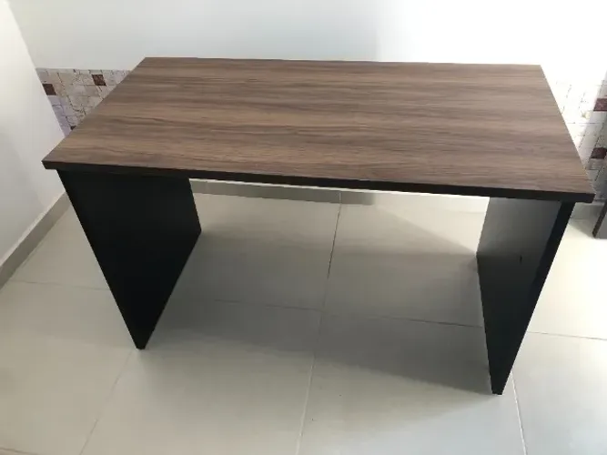 Mesa Escritório Amadeirada com Pés Pretos - Ótimo Estado - R$ 269