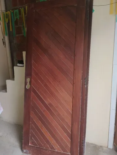 Vende-se Duas portas jatobar: medida: 1 d 70centimetros outra d 80 .Obs pegar em Macaíba