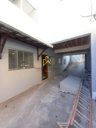 Casa geminada à venda, com entrada coletiva no bairro Europa.