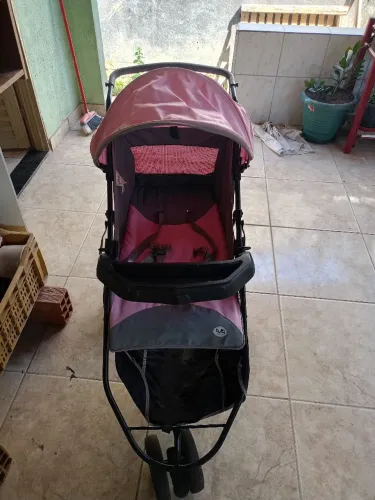 Carrinho de bebê menina