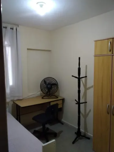 Alugo quarto mobiliado masculino para estudantes universitários num apartamento compartilh