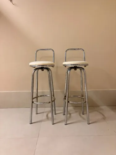 2 Banquetas altas com estrutura metálica e assento branco