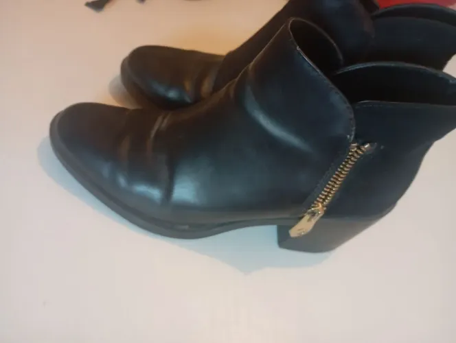 Bota com zíper 