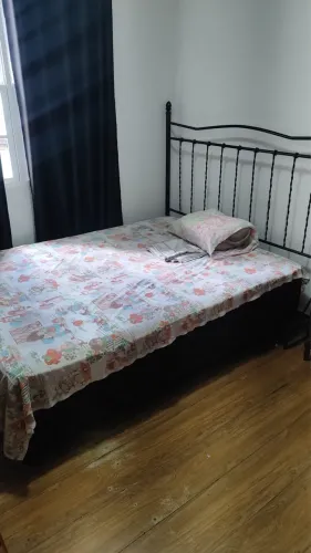 Cabeceira de ferro e cama 