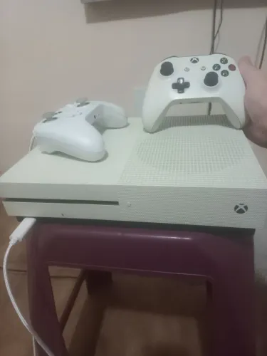 Xbox One S 1tr, 2 controles, mídia física e caixa!