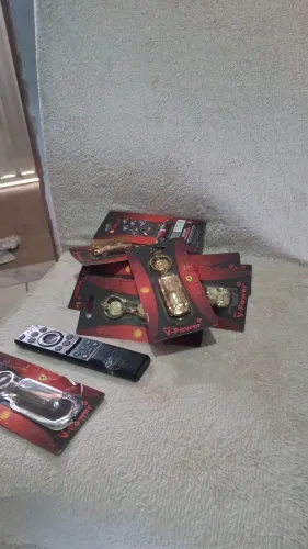 Vendo coleção de chaveiros Ferrari lacrado