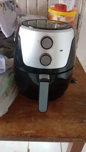 Uma Airfryer Britânia nova