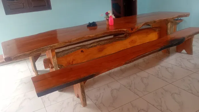 Vende-se mesa de jaca nova mesa com quatro bancos 3,70 m de comprimento e 1,10 de largura