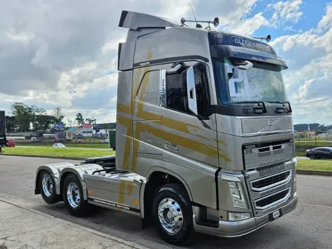 Volvo FH 460 6x2 Globetrotter Ano 2021 Plano Ouro Automático Ar Condicionado interna nova