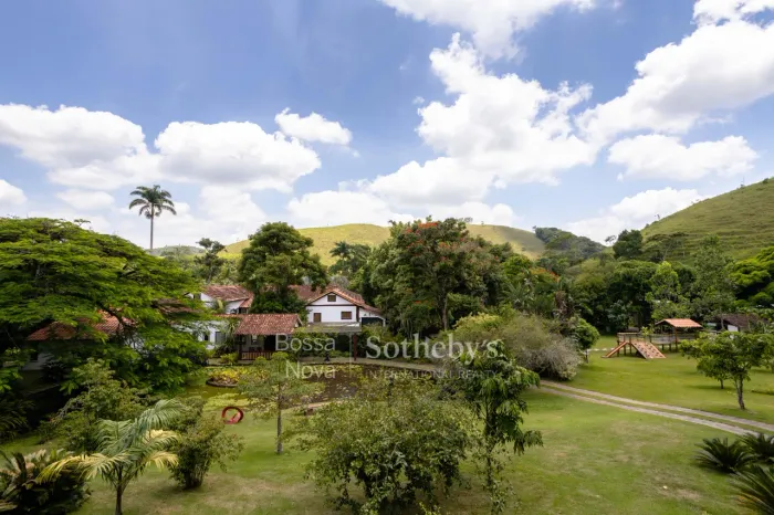Fazenda centenária reformada com mix de colonial e moderno