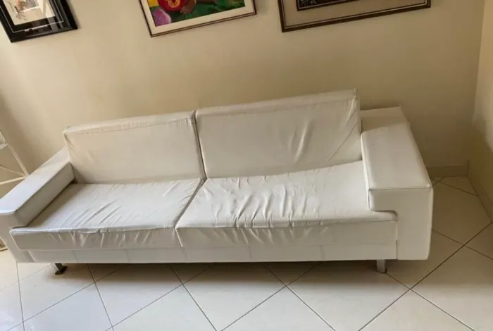 Vendo lindo sofá em couro branco 2 lugares