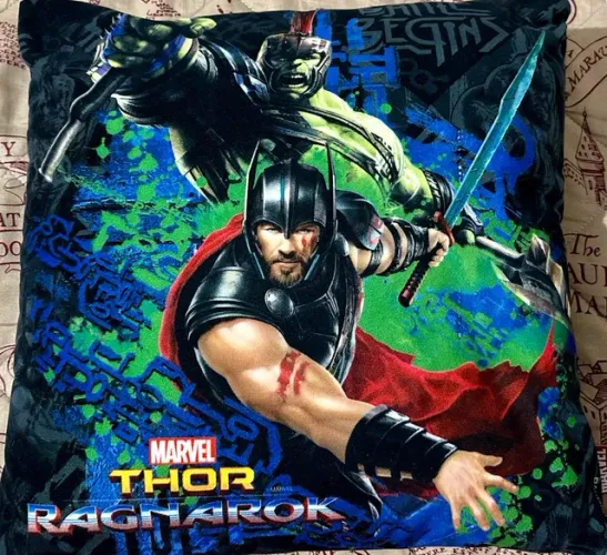 Almofada Thor/hulk ragnarok