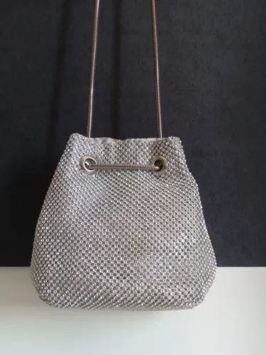 Bolsinha prata crutch com strass de ombro com fecho