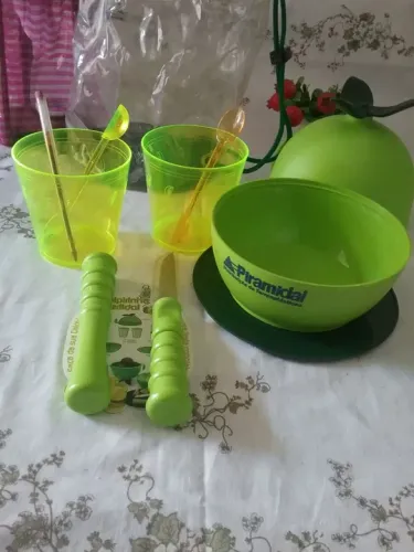 Kit de Copos e Tigela de Plástico Verde - Ideal para sua Festa!
