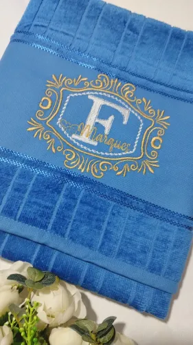 Toalha de banho bordada e personalizada.Personalizada