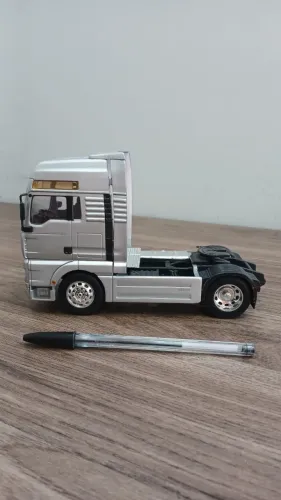 Miniatura caminhão MAN TGX 510 4x2 em metal.