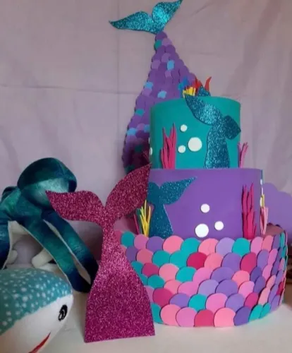 Bolo fake sereia com enfeites para festa de aniversário infantil 