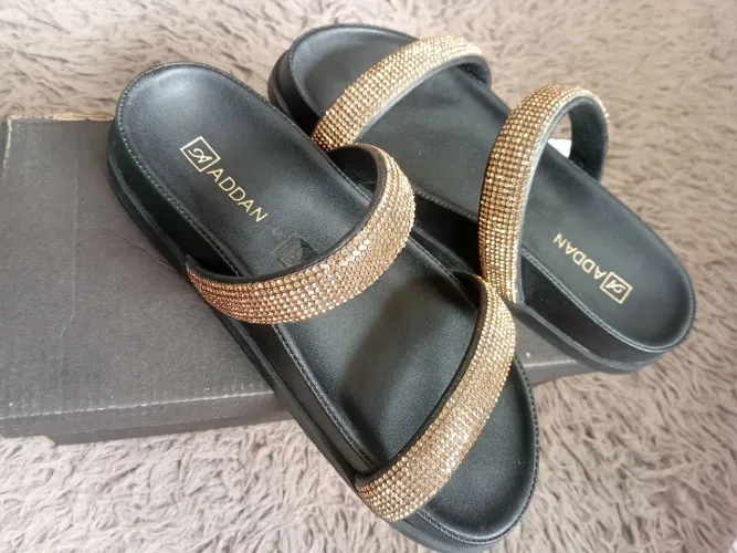 Sandálias Addan Pretas com Detalhes Dourados