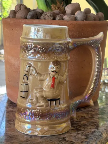 Caneca de Chopp Antiga com Detalhes em Relevo