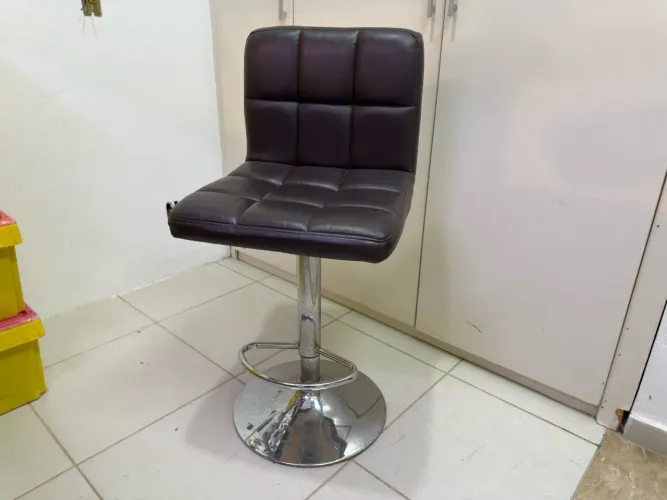 Banqueta Giratória em Couro Marrom