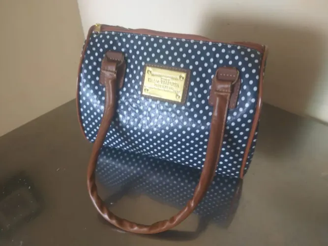 Bolsa de Mão Azul com Bolinhas e Detalhes em Couro