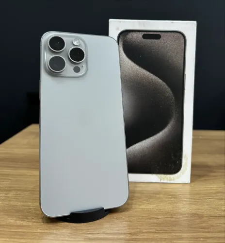iPhone 15 Pro Max 256gb natural semi novo em perfeito estado!!