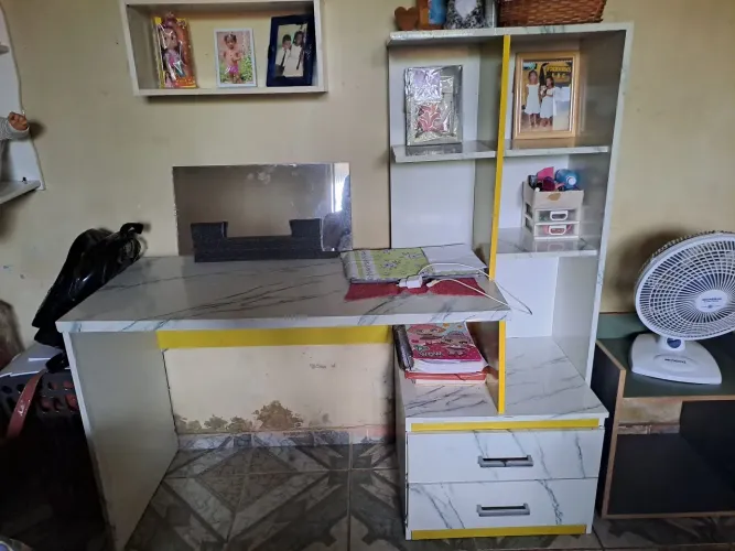 Escrivaninha com design moderno e funcional