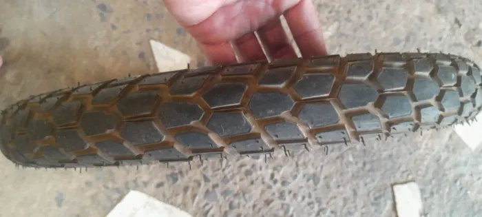 Pneu de moto aro 17.