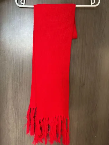 Cachecol vermelho com franjas