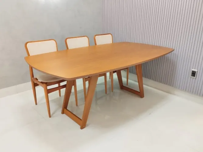 Mesa de Jantar em Madeira Maciça