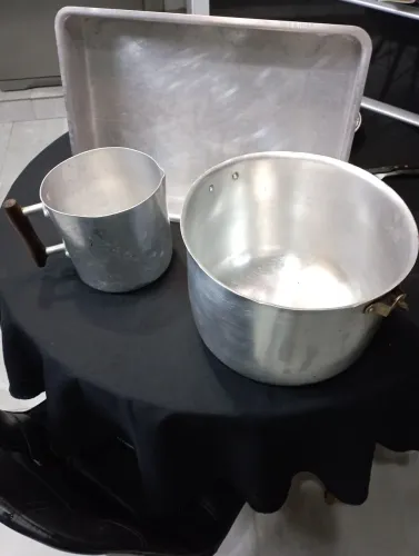 Lote de caldeirão, assadeira, caneca e tampa em alumínio