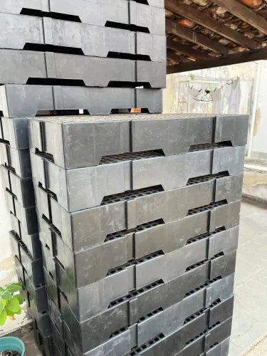 Pallet Plástico 82x41x13cm Piso Reforçado Preto