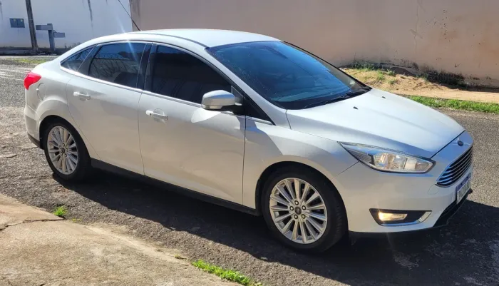 Ford Focus Titanium AT 2.0 2016 - muito conservado