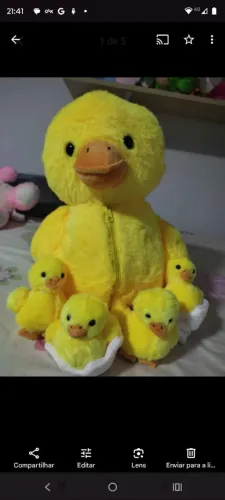 Pelúcia de pato gigante com filhotes