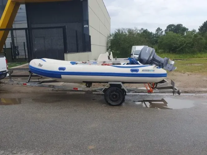 Bote inflável 4,5 m, com carreta e motor 40HP