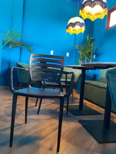 Cadeiras Tramontina Sofia Com Encosto Vazado e Braço - Empilhavel