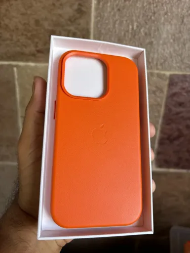 Capa iPhone 14 pro laranja em couro