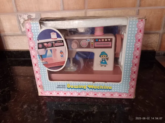 Máquina de costura infantil - Anos 80<br>Sem uso há pelo menos 1 ano.