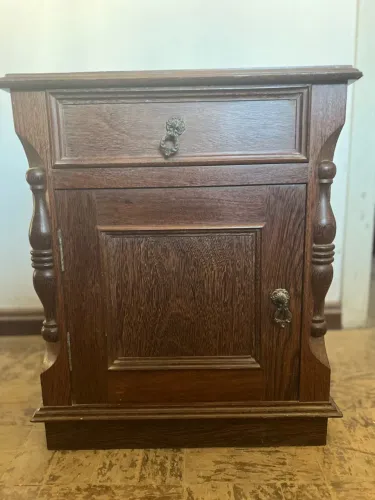 Duas Mesas de Cabeceira de madeira com gaveta