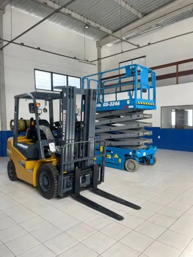 Empilhadeira e Plataforma Elevatória
