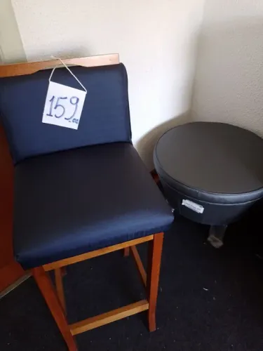 Banqueta de Bar em Madeira e Estofado Azul