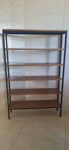 Estante em MDF e aço