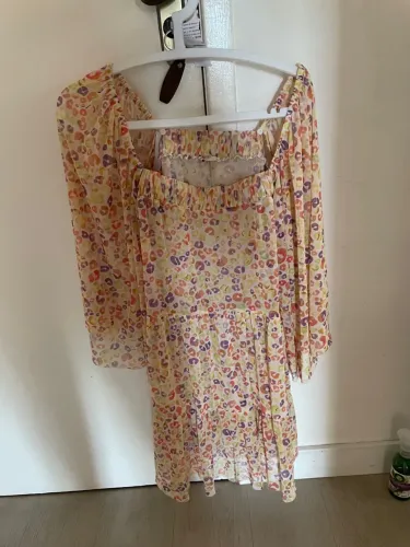 Vestido floral com mangas compridas