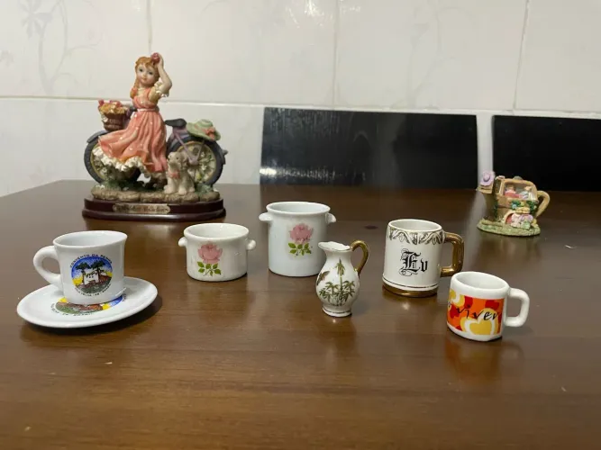 Conjunto de miniaturas de porcelana para decoração