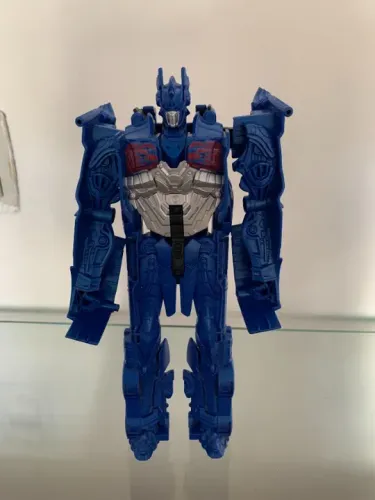 Boneco Transformer que se transforma em carro/caminhão