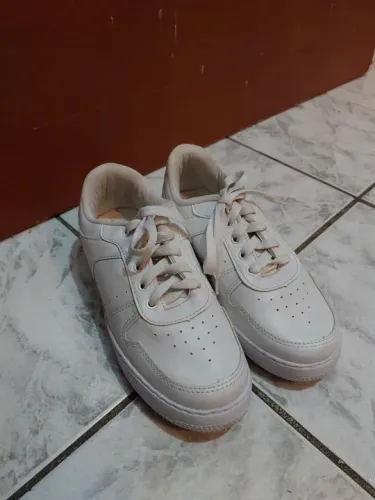 Tênis branco casual marca Halei